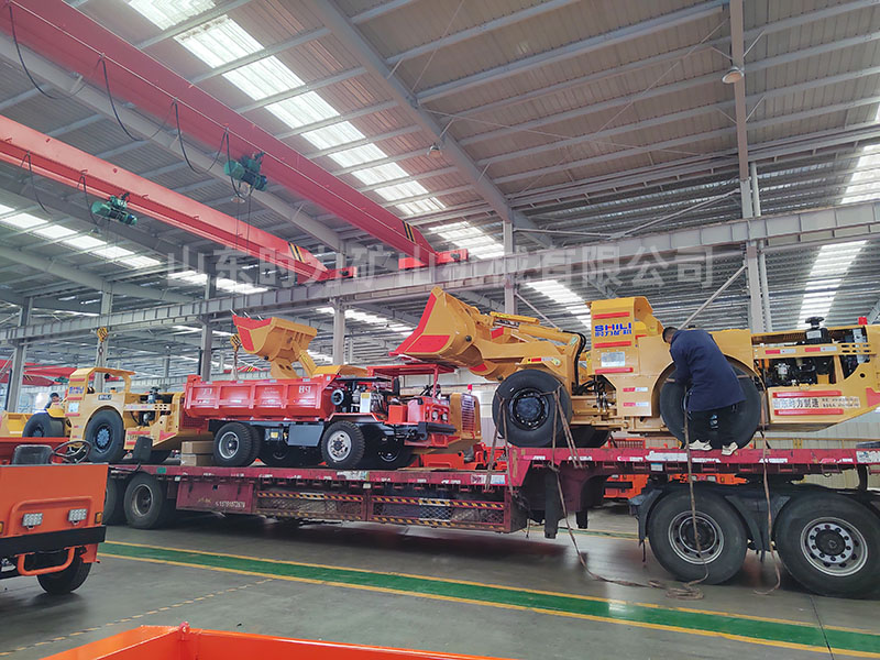 4臺(tái)1方內(nèi)燃鏟運(yùn)機(jī)、2臺(tái)5噸井下礦山車發(fā)往四川